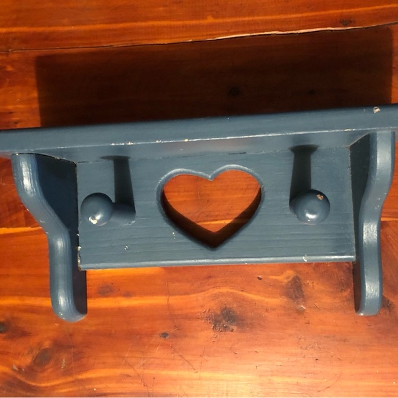 9069 Vintage Rustic Shelf Heart Embellished W 2 Hanging Pegs Painted Blue - Picture 2 of 9